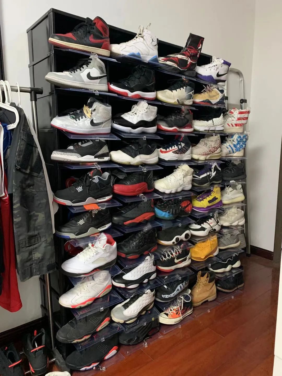 涨见识了!原来很多开宝马的都有一面鞋墙,穿的球鞋不上千就上万