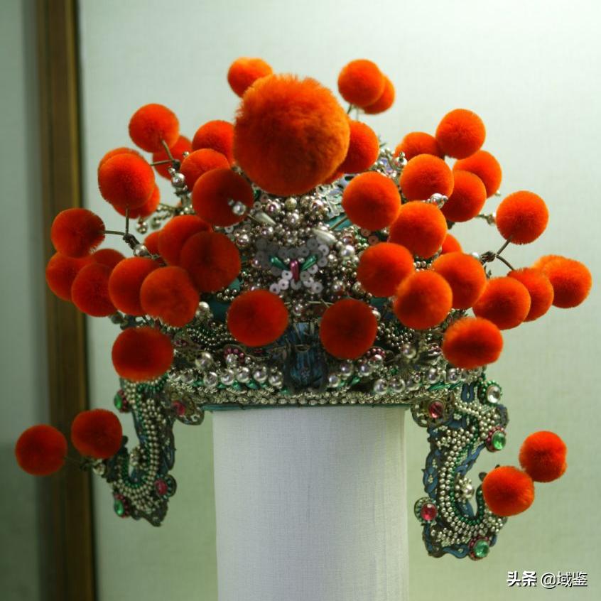 动辄数十万的京剧戏服，写满了中国故事