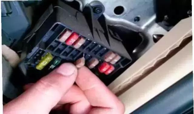 迈腾b6按下电子手刹出现感叹号,迈腾电子手刹故障灯亮