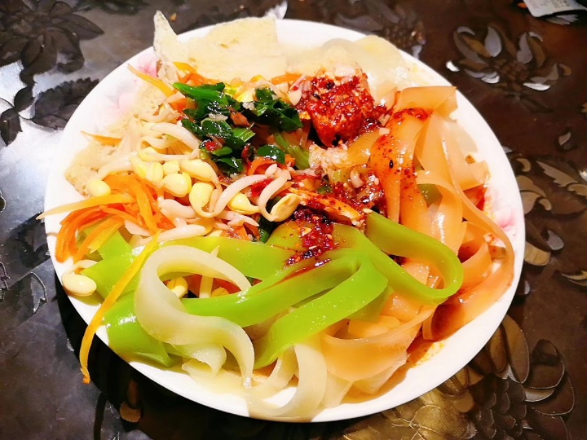 五彩凉皮的做法和配方视频,五彩凉皮的家常做法