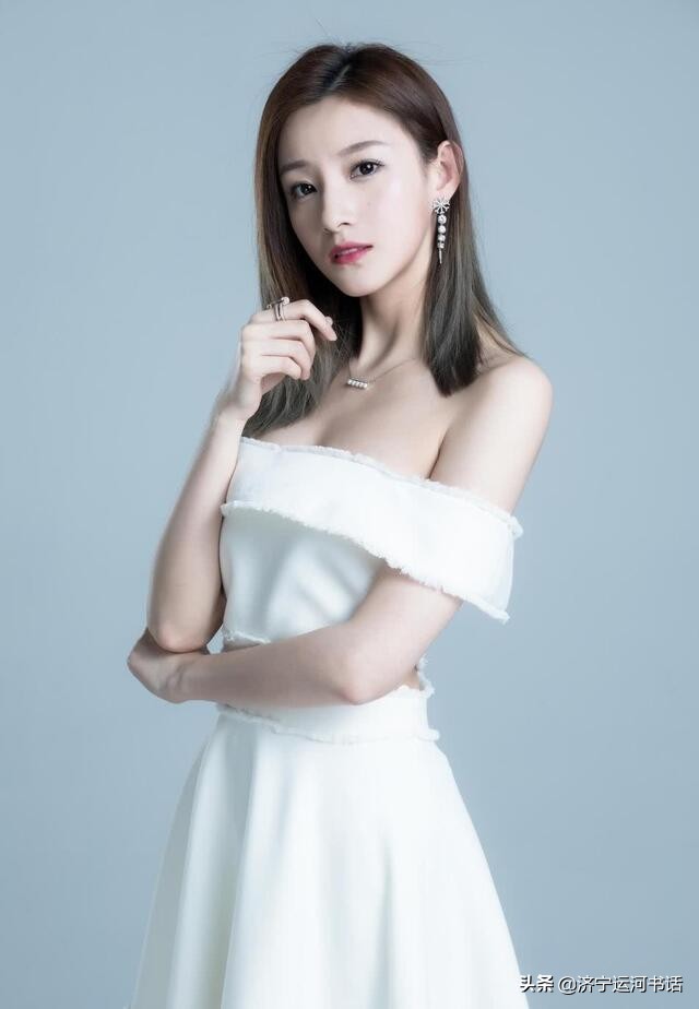 董卿接班人马凡舒，走秀时*裤内**滑落，坦然回应：谁爱看谁看！