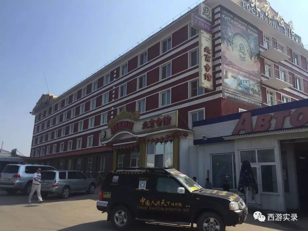 这女孩看到俄罗斯帅哥搭车，逼我停车，否则跳车