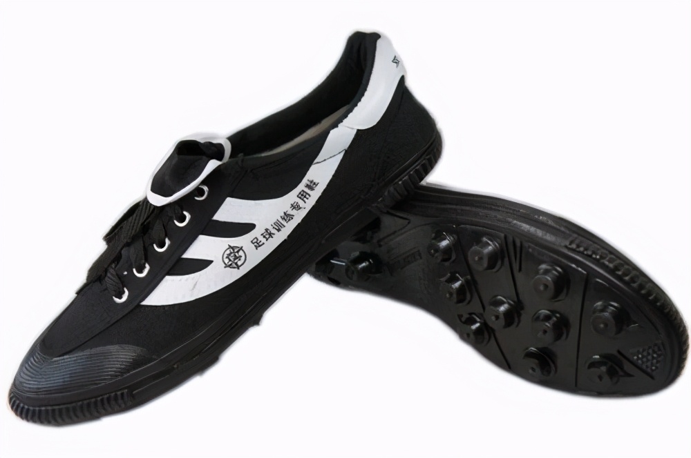 只言片语|踢了二十年足球，反倒被一双足球鞋难住啦