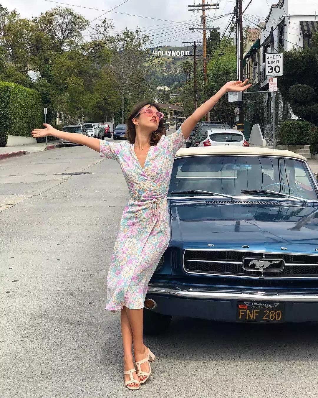 她们穿的连衣裙,她们穿的花裙子