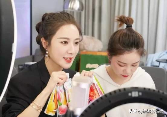 全民网红主播带货热潮兴起，月入百万？直播行业真那么赚钱？