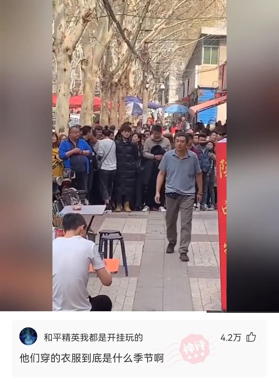 神回复：兄弟们！我在家看电视，咣当一声我家屋顶就穿了，怎么办