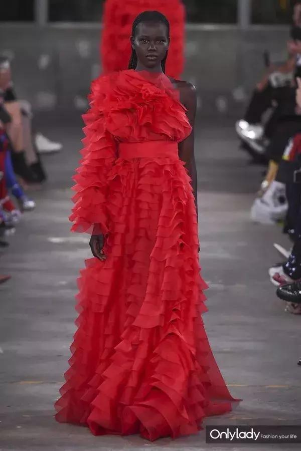 张艺兴valentino东京神图,张艺兴valentino秀场表演