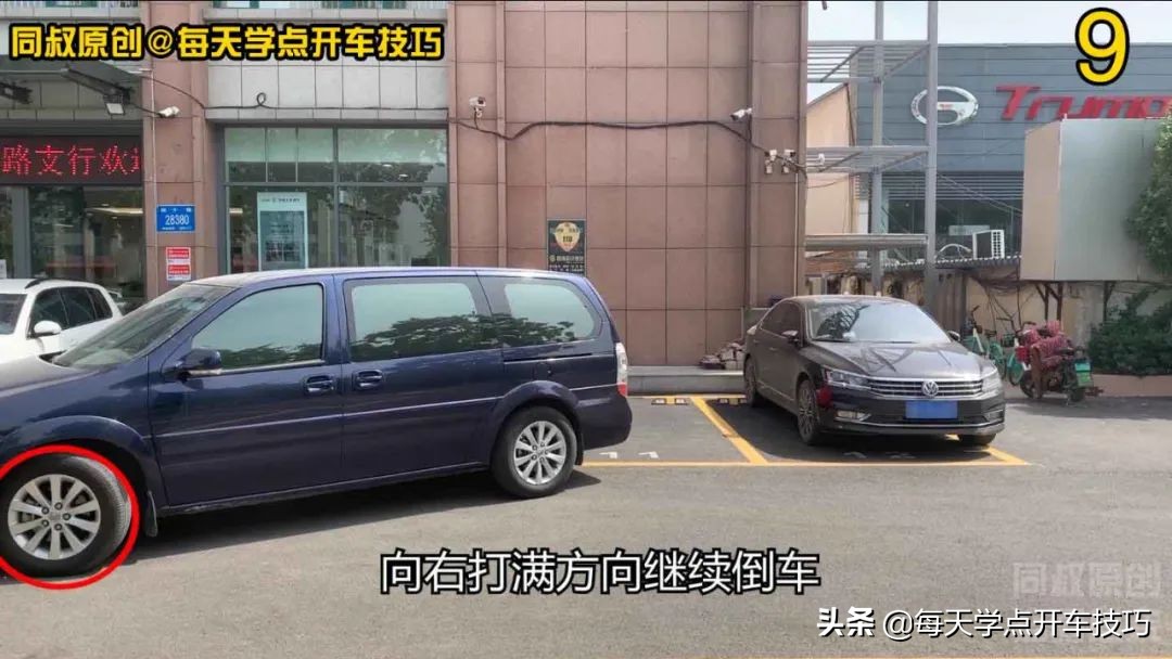 左右都有车位置窄如何入库,车位前过道太窄怎么入库