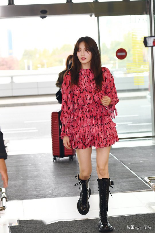 金泫雅蓝色碎花包臀裙 (金泫雅穿粉红色碎花裙)