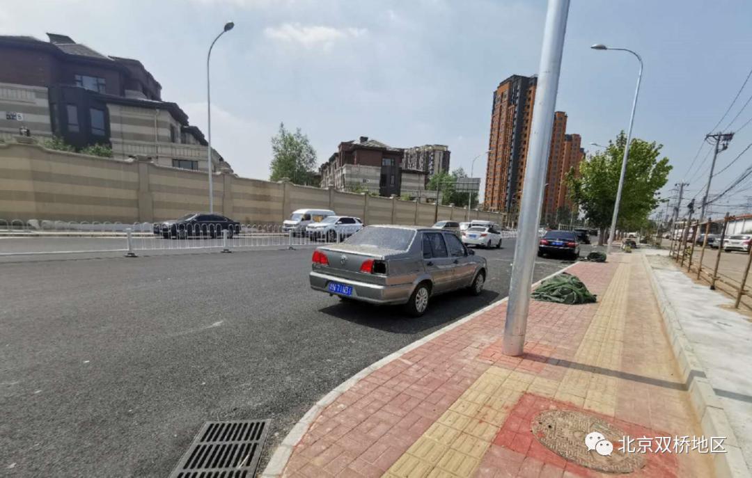 经过高档别墅区特别规划两处停车场白鹿司北街整治工程接近尾声