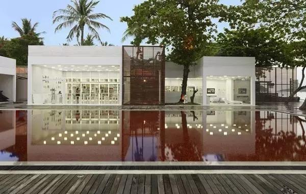 泳池中的爱马仕,旅游中的爱马仕