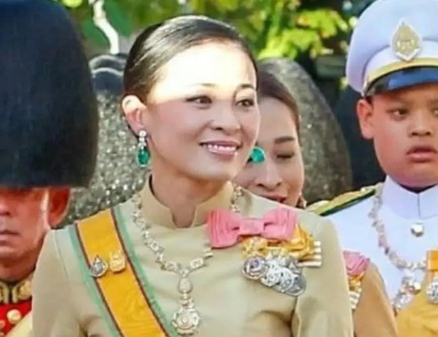 苏提达王后泰王玛哈,泰王玛哈送珠宝