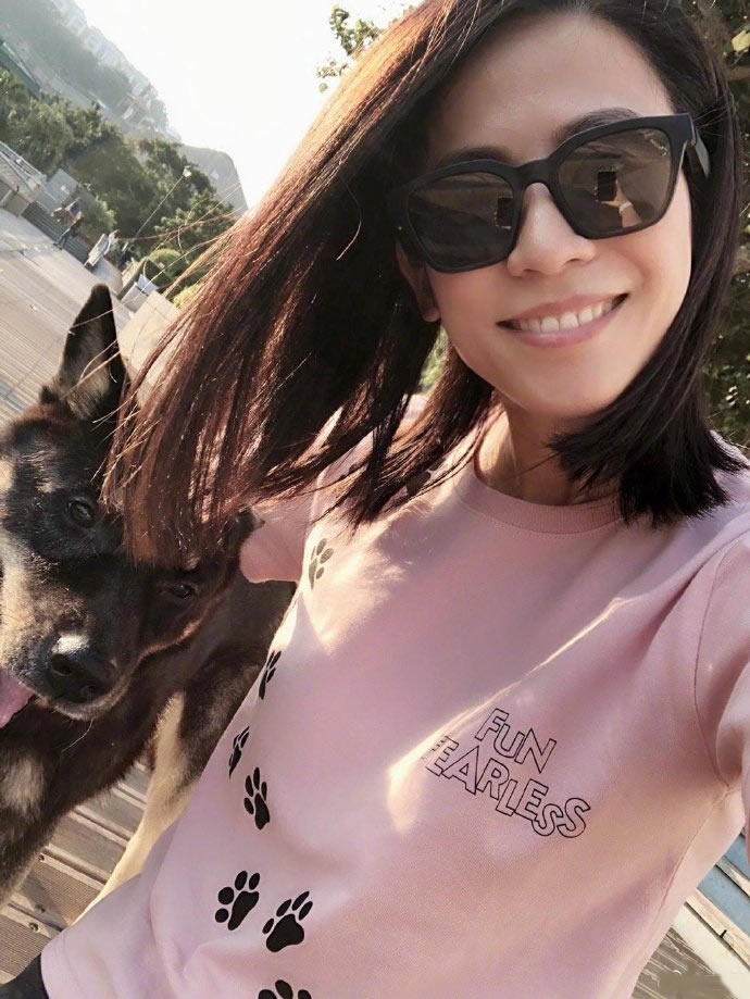 宣萱穿白色长裤,宣萱白衬衣黑裤子