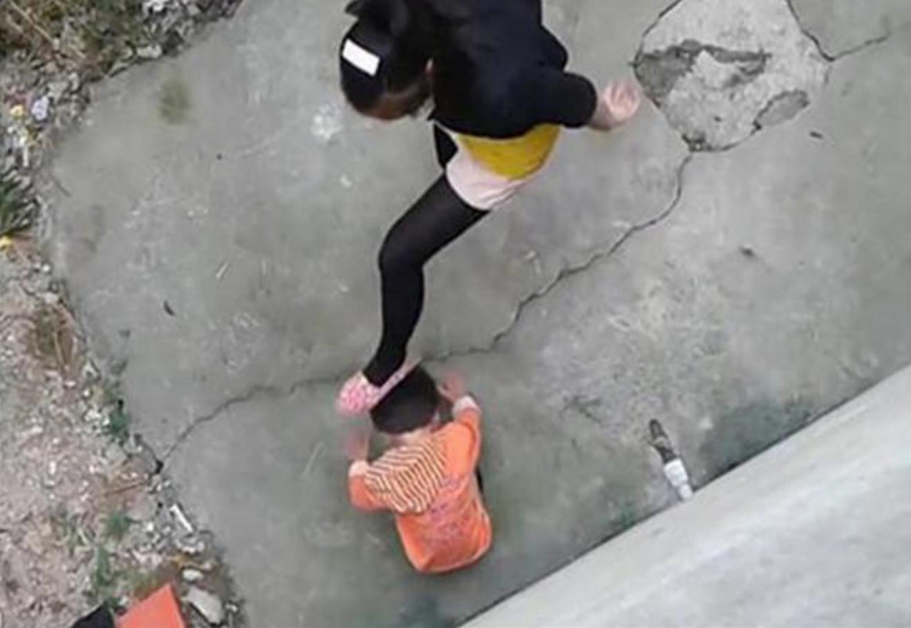 “能让我尝一口吗？”7岁姐姐哀求弟弟，网友感慨：怎么当妈的？