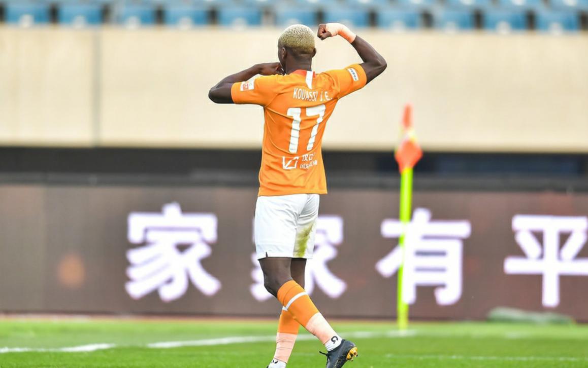 国安战永昌争议判罚,脾气真大