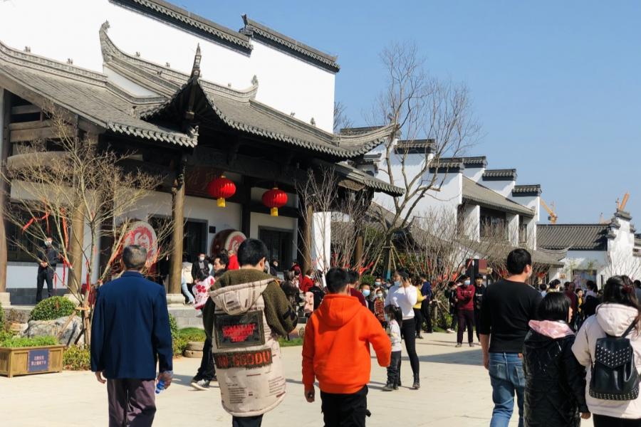 人潮涌动年味十足,人潮很汹涌