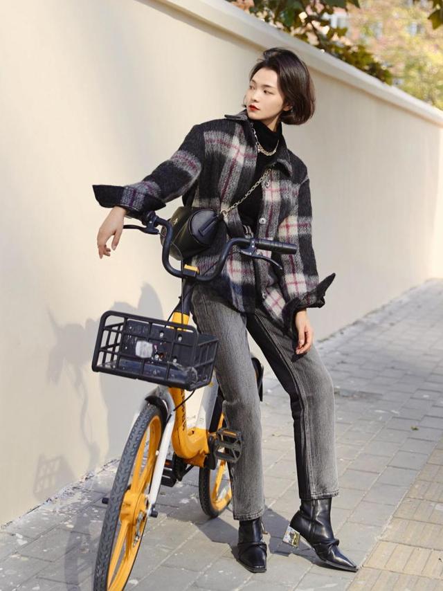 牛仔裤靴子怎么搭外套好看,牛仔裤短靴夏日穿搭