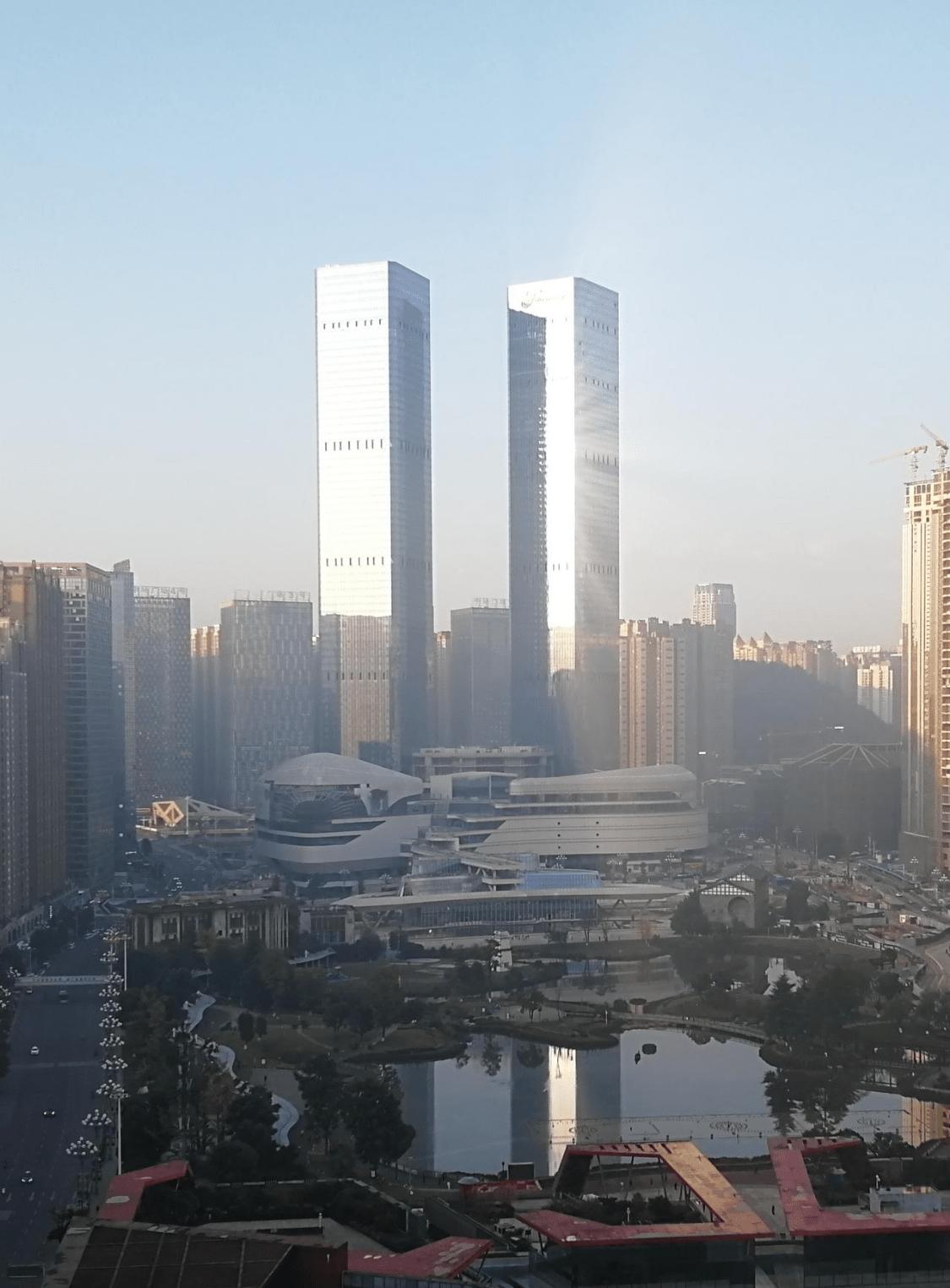 贵州贵阳第一高楼,贵阳花果园300米高楼有多少