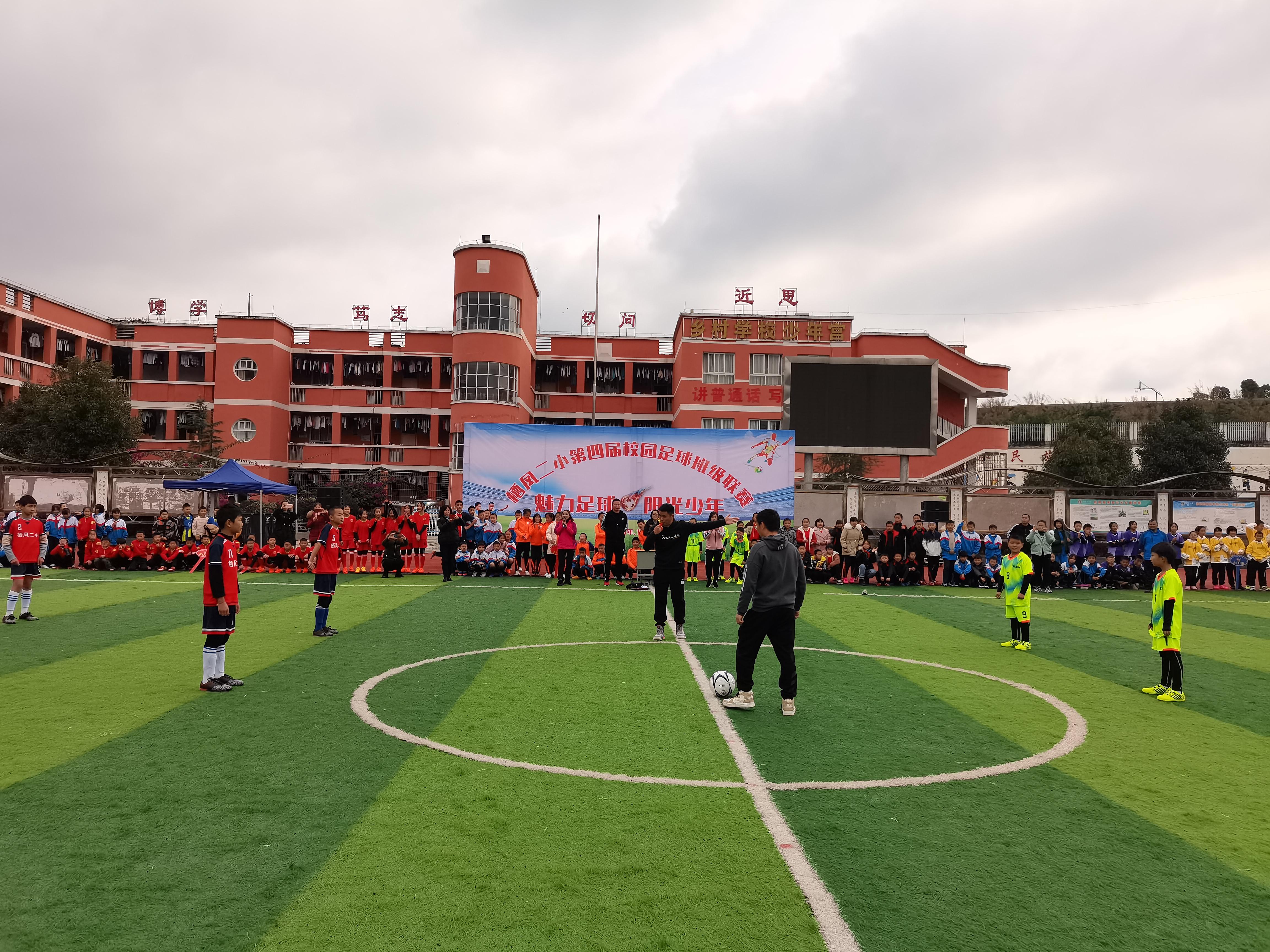 足球阳光少年,阳光帅气足球少年