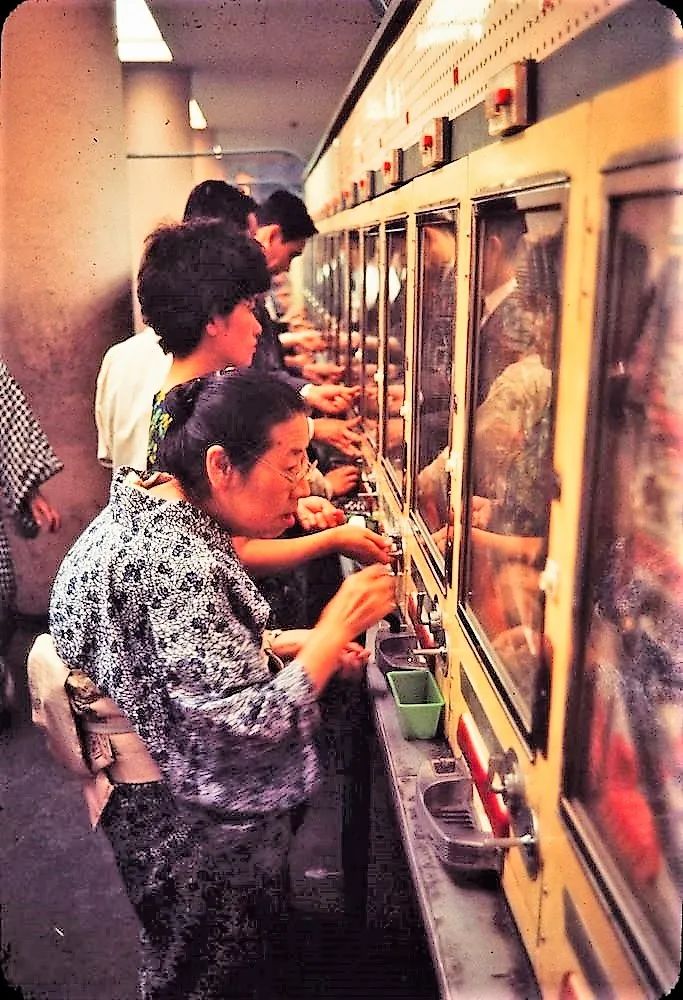 除了麻将，日本人还沉迷于这个赌博设备，一年花费过万亿元