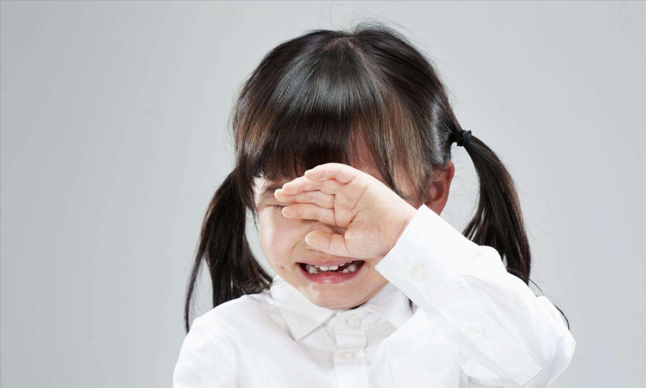 3岁宝宝一洗澡就大哭，医生检查身体没问题，罪魁祸首是奶奶