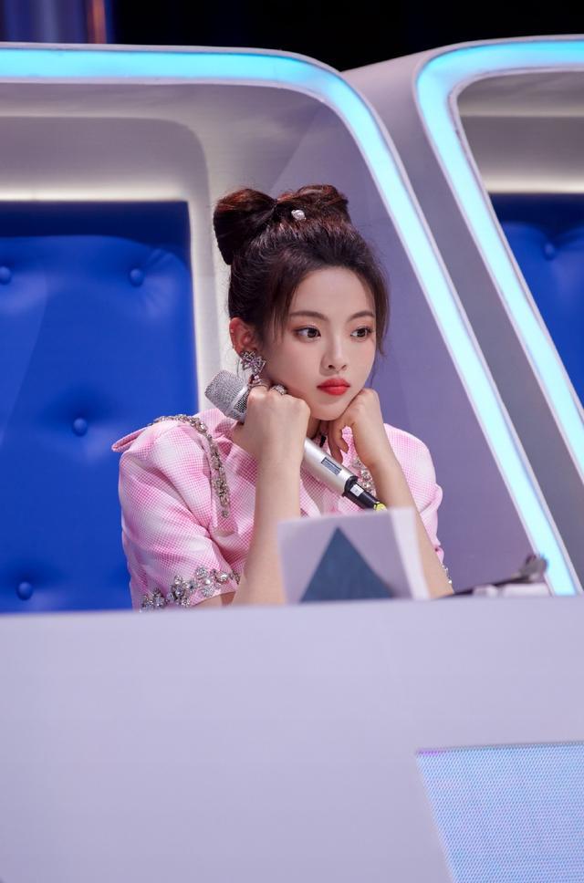 杨超越机场旗袍裙照片,杨超越综艺制服照片