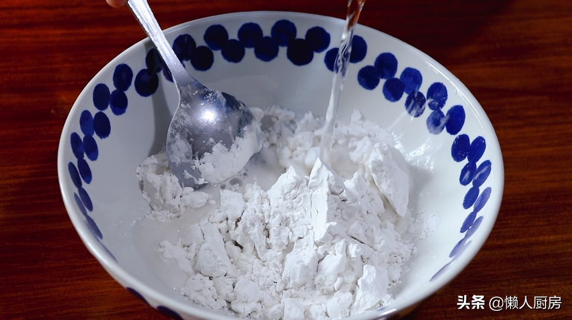 脆皮五花肉蘸料做法,五花肉裹淀粉油炸