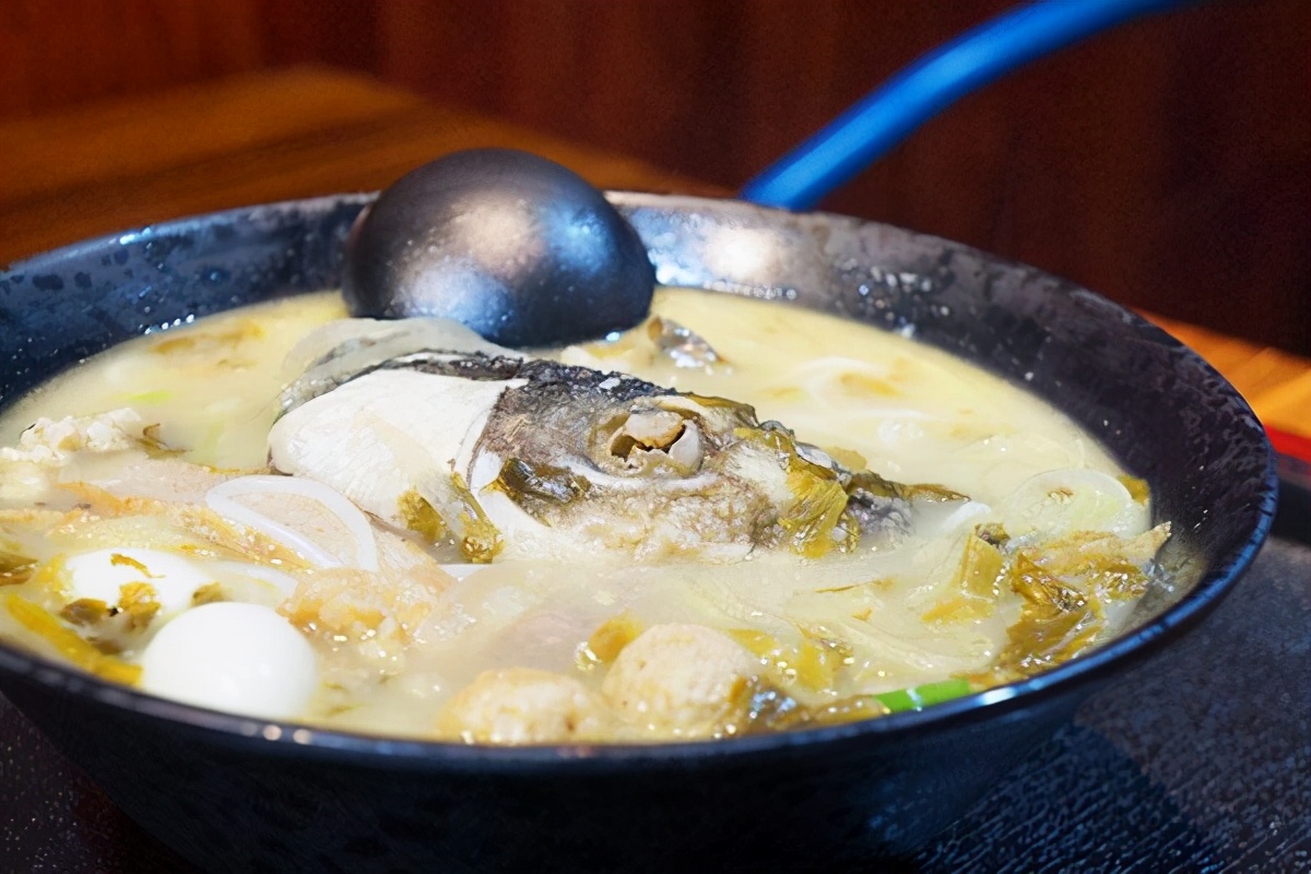 第一时间就是吃一碗广西特色米粉,湖南米粉最正宗的吃法