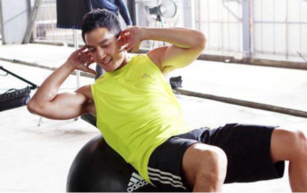 秃头吴彦祖腹肌训练,吴彦祖健身恢复6块腹肌