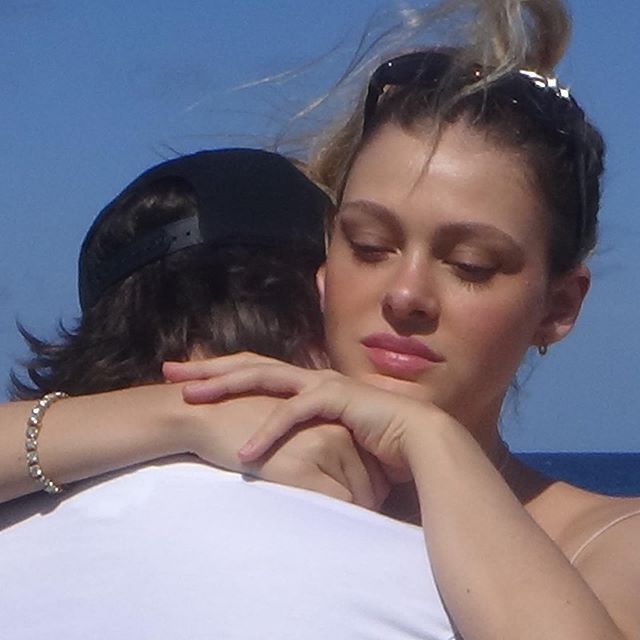 贝克汉姆小七微笑图片,贝克汉姆晒和小七对嘴亲亲合照