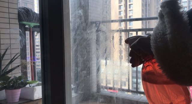 家政清洁常用玻璃清洁剂,家政公司用什么清洁剂洗玻璃