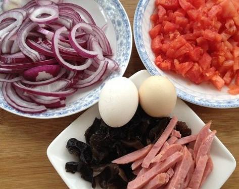 西红柿火腿鸡蛋饼做法儿童早餐,早餐就吃它10分钟搞定香甜酥脆