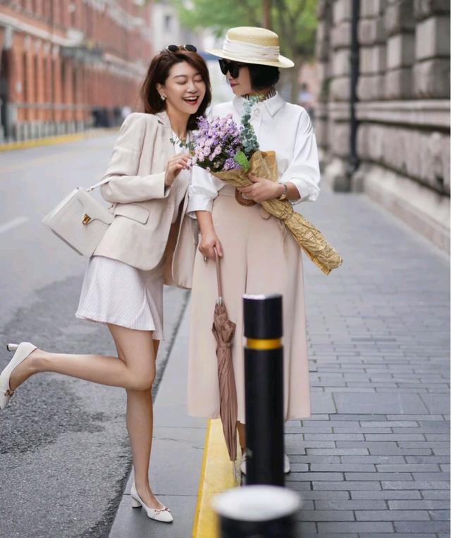 今年流行的适合40岁女人穿的裙子,有特色的裙子适合40多岁的女人穿