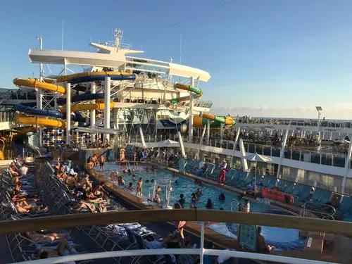 和谐号跟泰坦尼克号对比图片,海洋和谐号和泰坦尼克号的区别