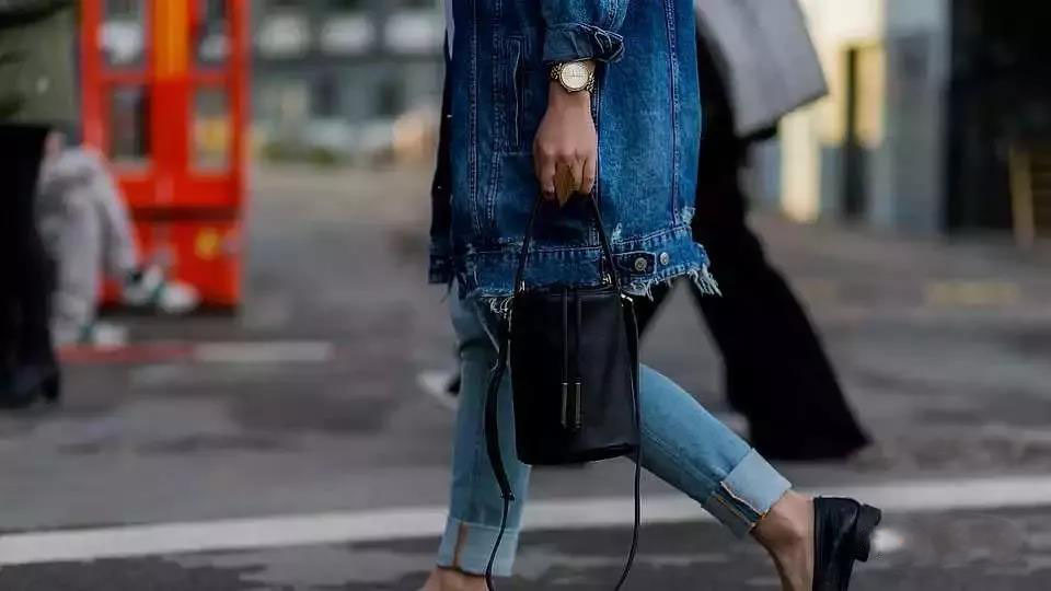 春夏经典款时髦大容量水桶包,今年流行的水桶包包