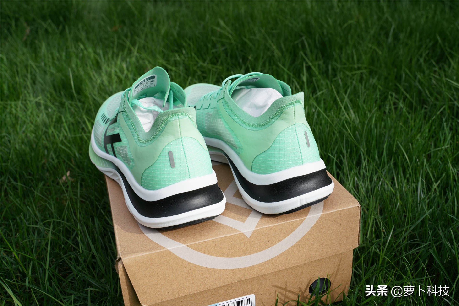 米家freetie轻云缓震竞速跑鞋,freetie轻云跑步鞋和云弹跑步鞋