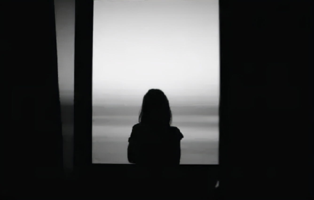 读《变身》：“我”变成了另一个人，这样活着，还不如死去