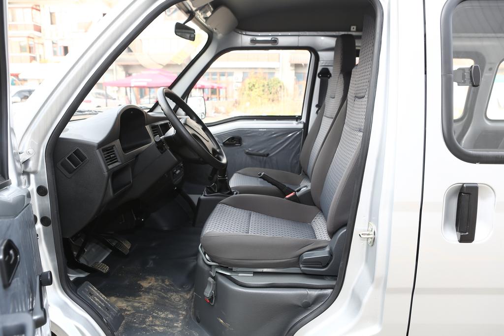 岁末狂欢购五菱至高钜惠10000元,畅享一夏