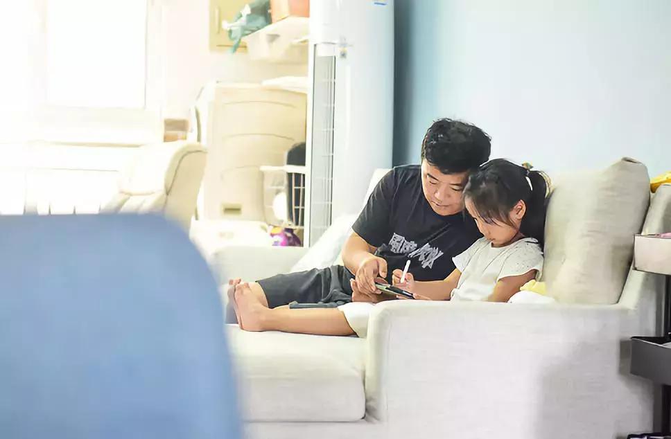 女儿奴的最高境界！这三个爸爸把女儿画进画里，美哭了......