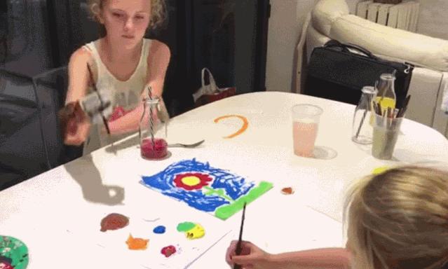 13岁无臂女孩成最酷“美妆博主”:不惧命运的人太酷了