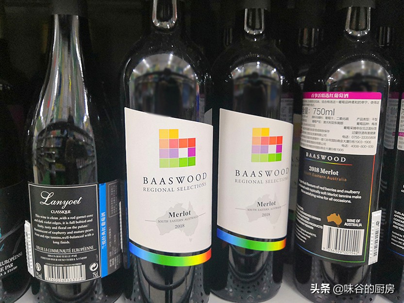 买红酒时，不管什么牌子，只要瓶子上带COPY英文的，多半是假红酒