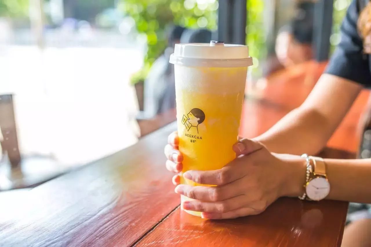 排队8小时叫价150就为喝一杯奶茶,一杯奶茶150元排队8小时