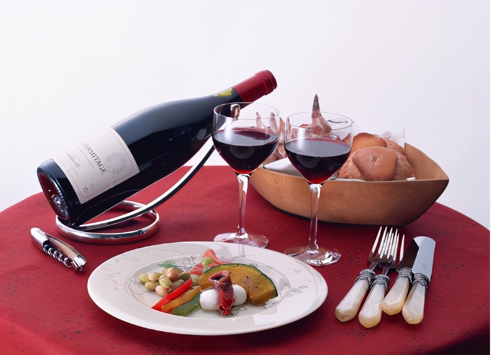 什么样的红酒既便宜又好喝,哪种红酒是真正的红酒