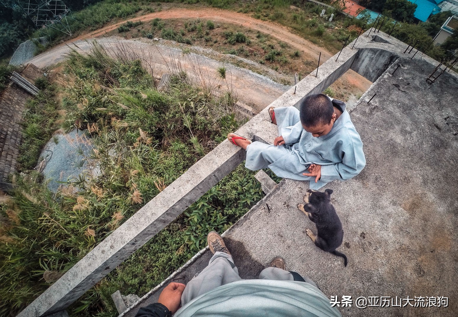中缅边境的佛寺,旅途中遇到藏区僧人