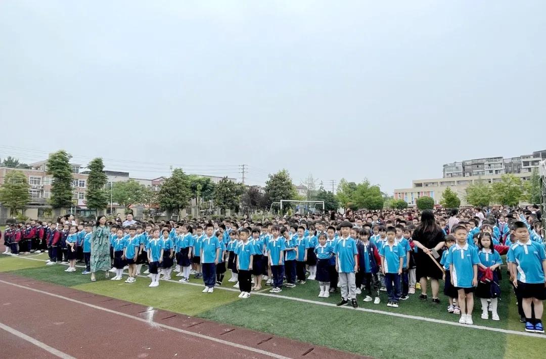 「芳菲地」：校园足球开赛放飞绿茵梦想