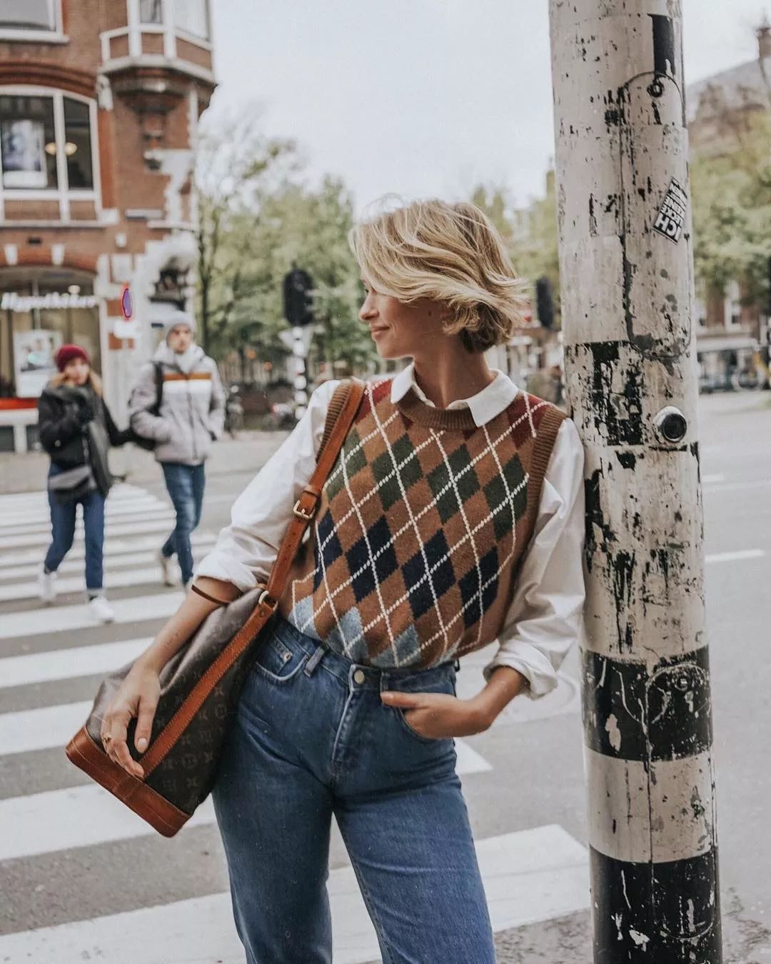 会背奢侈品包包,会背水桶包的人