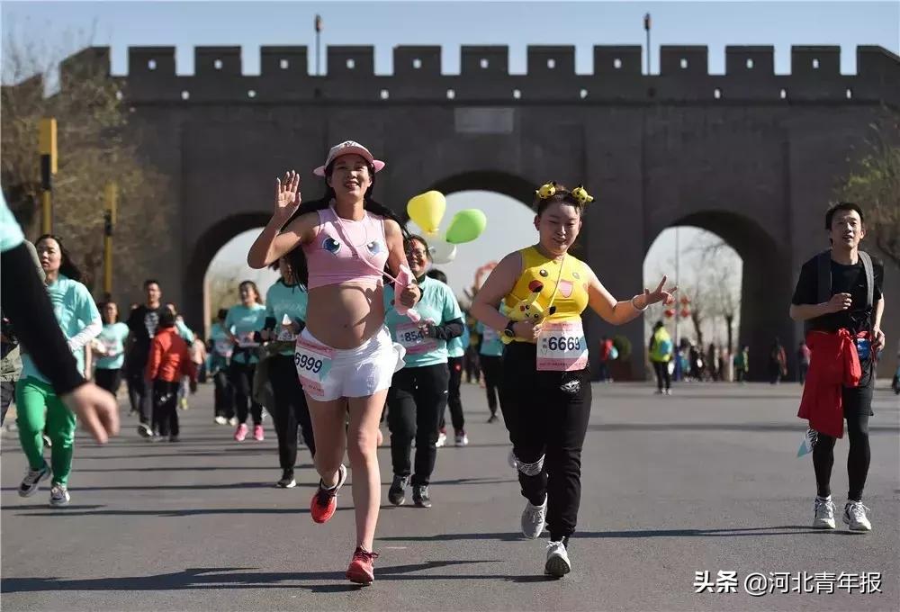 强！40岁美女准妈妈挺7个多月孕肚，在石家庄跑了个马拉松！这届准妈妈太猛了