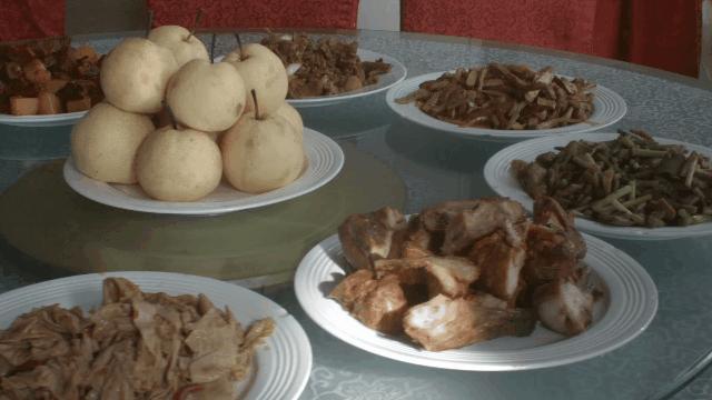 滚动的足球篮球,滚动的足球