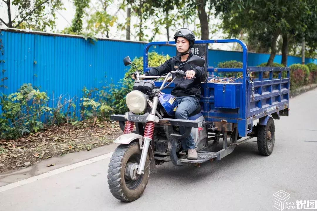 暖心代驾爸爸：白天收废品晚上开滴滴捡玩具给女儿建成童话世界