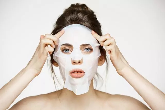 面膜的精华液要不要洗掉,敷面膜后的精华液需要洗掉吗